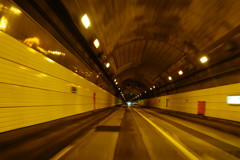トンネル内を走る