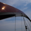 アーチ橋に熱波の太陽