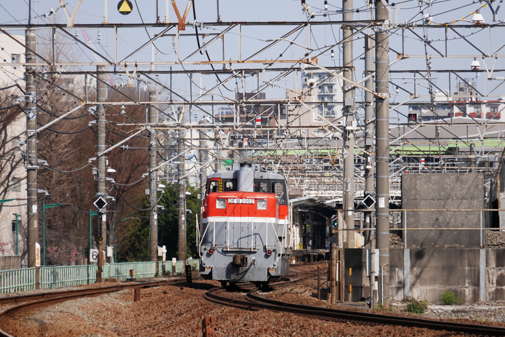 DE11が通過する駅の風景