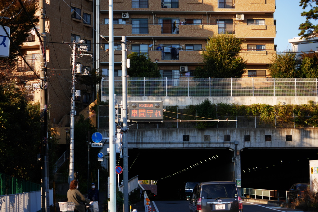 マンションと道路がある風景