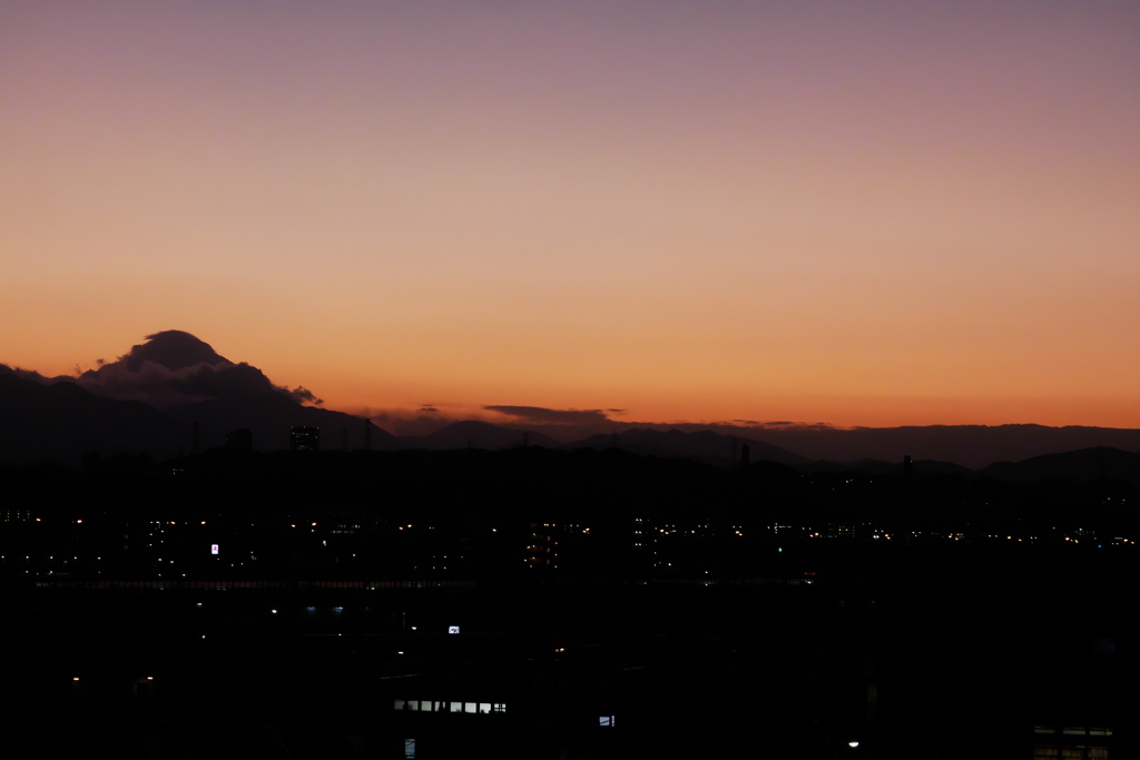 雲の衣をまとった夕刻の富士山
