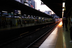 夕陽が射す駅