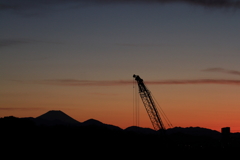 クレーンと富士のある夕景