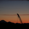クレーンと富士のある夕景
