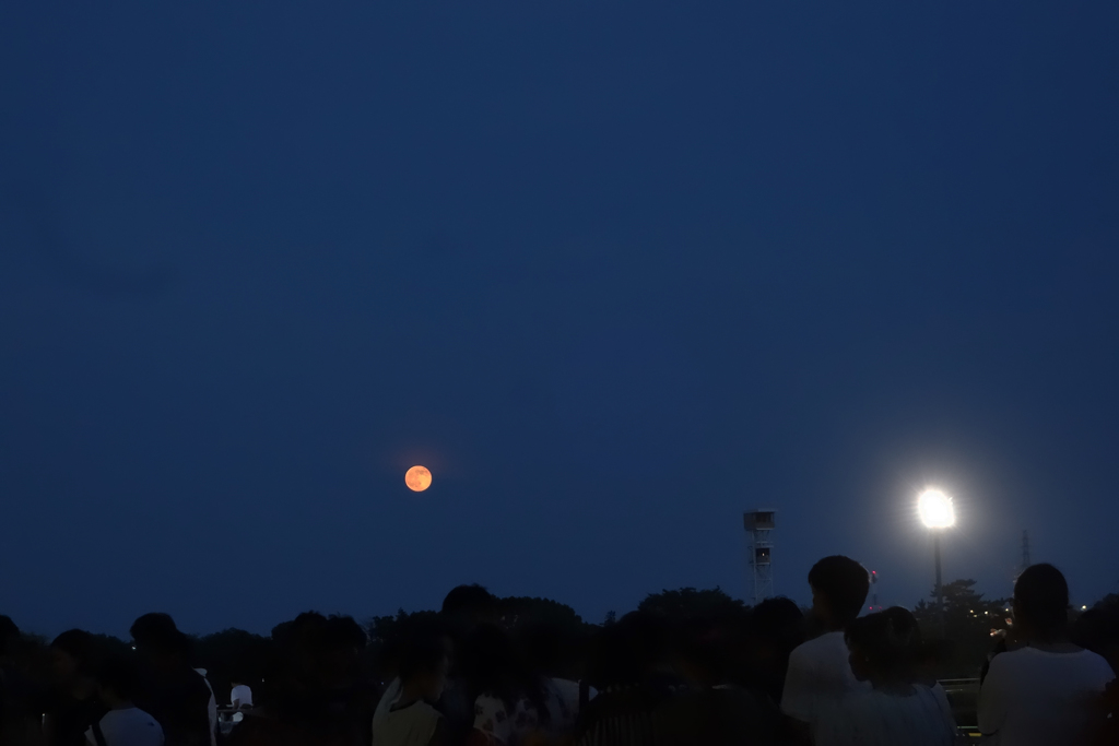 花火大会の夜の赤い月