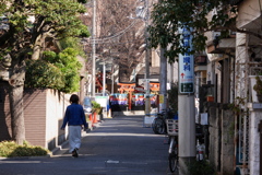 稲荷神社が見える裏通り