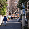 稲荷神社が見える裏通り