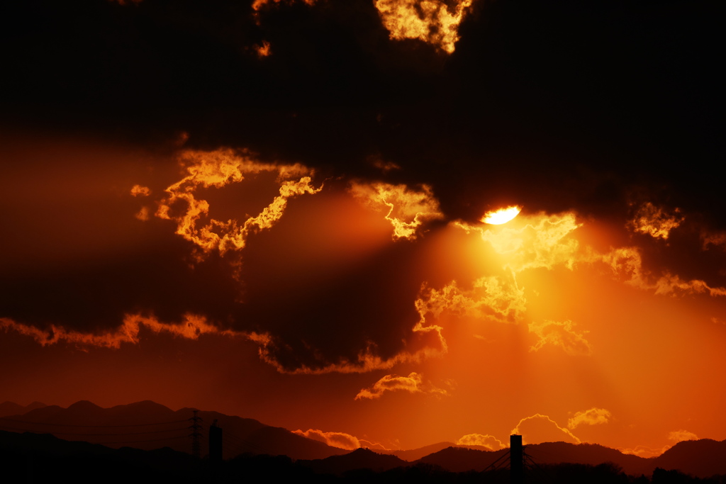 ちらっと夕陽は雲が輝く