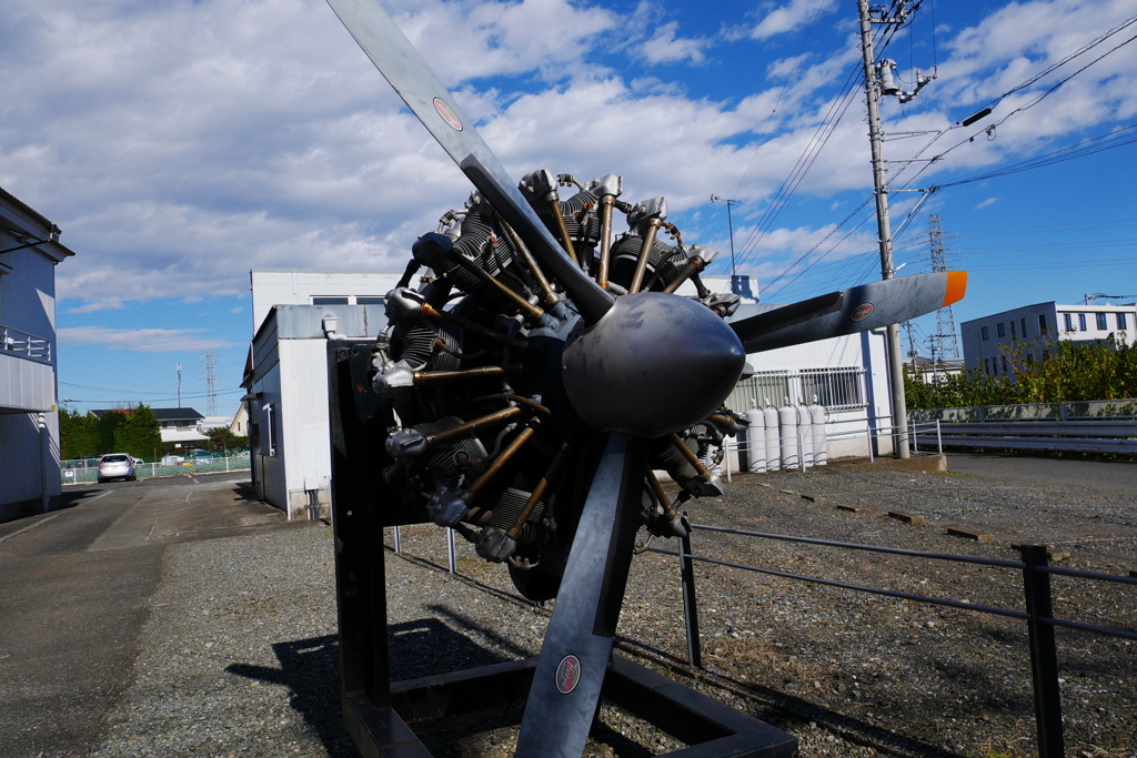 街道沿いに展示された星形発動機