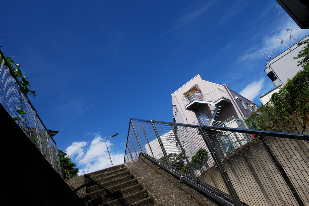 急坂の下で見上げる青い空
