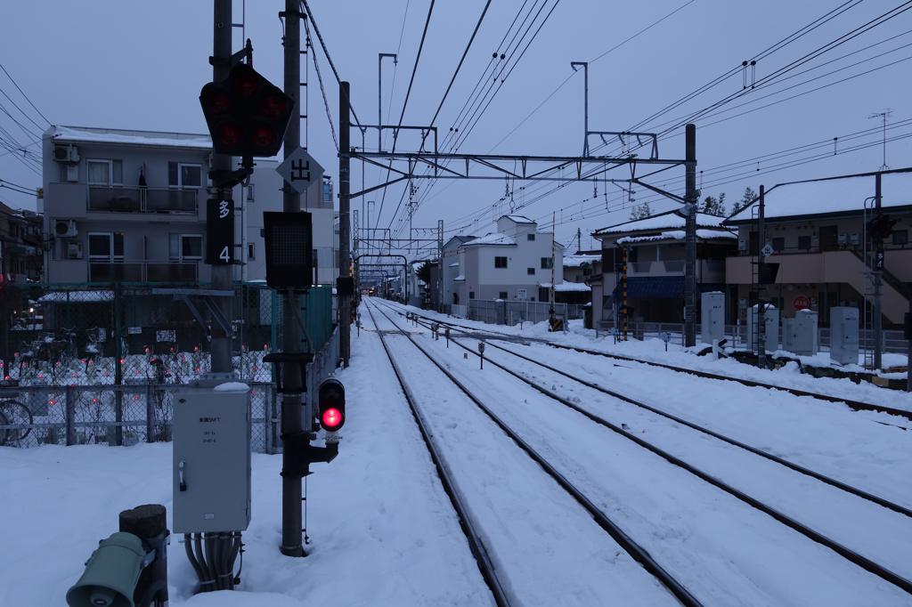 青い空気に赤い灯