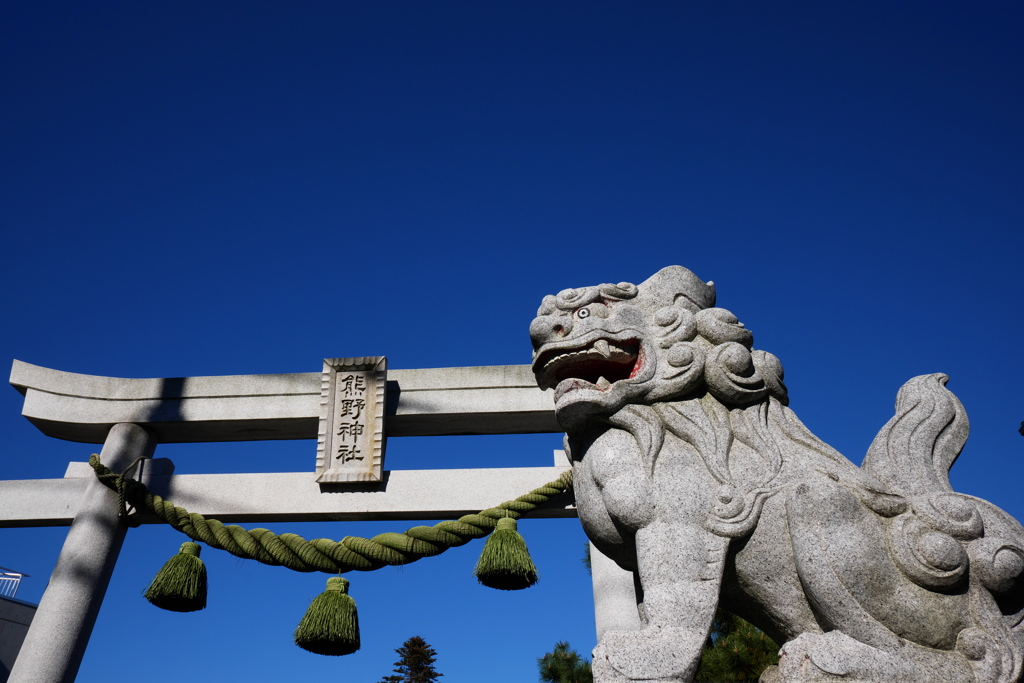 l狛犬様と秋の青空