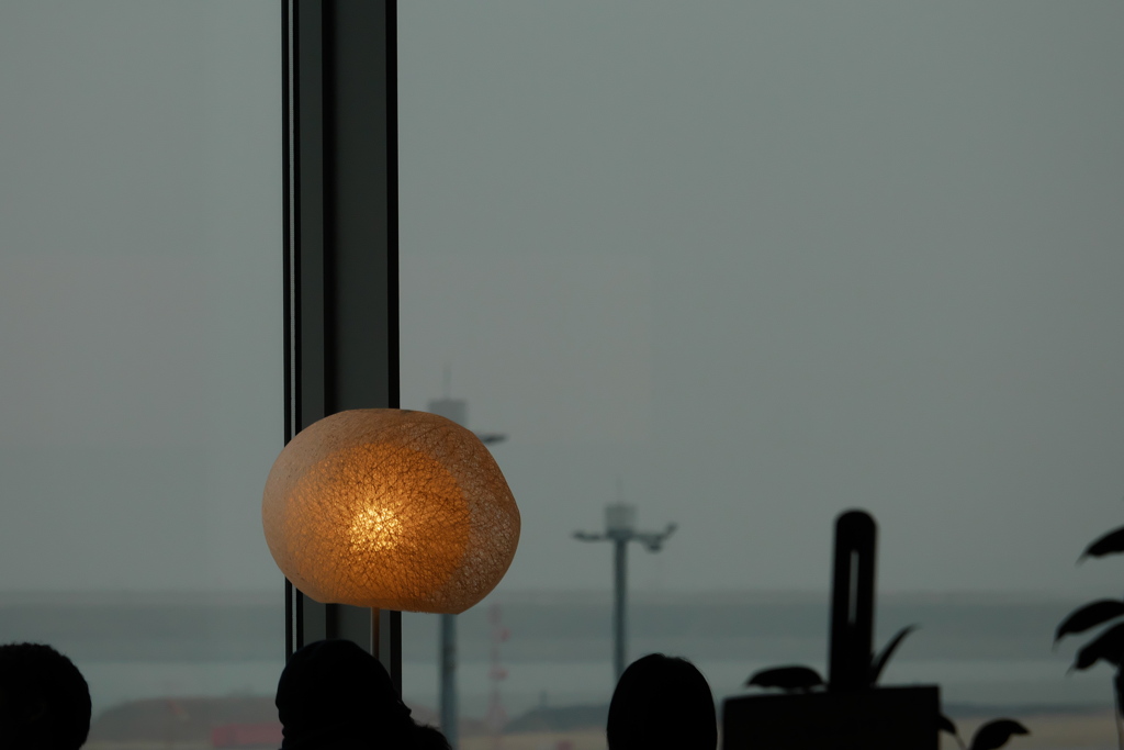 雨に煙る空港の風景と温かな照明