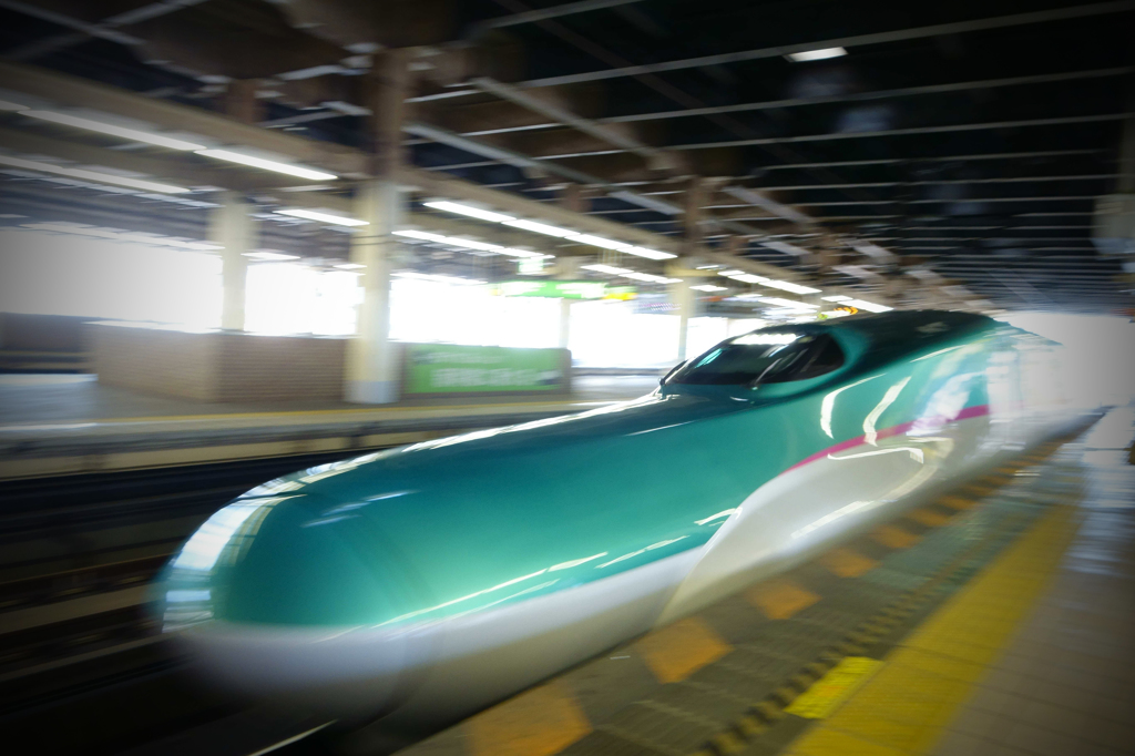 入線するE5系やまびこ