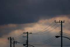 怪しげな空と電柱のシルエット