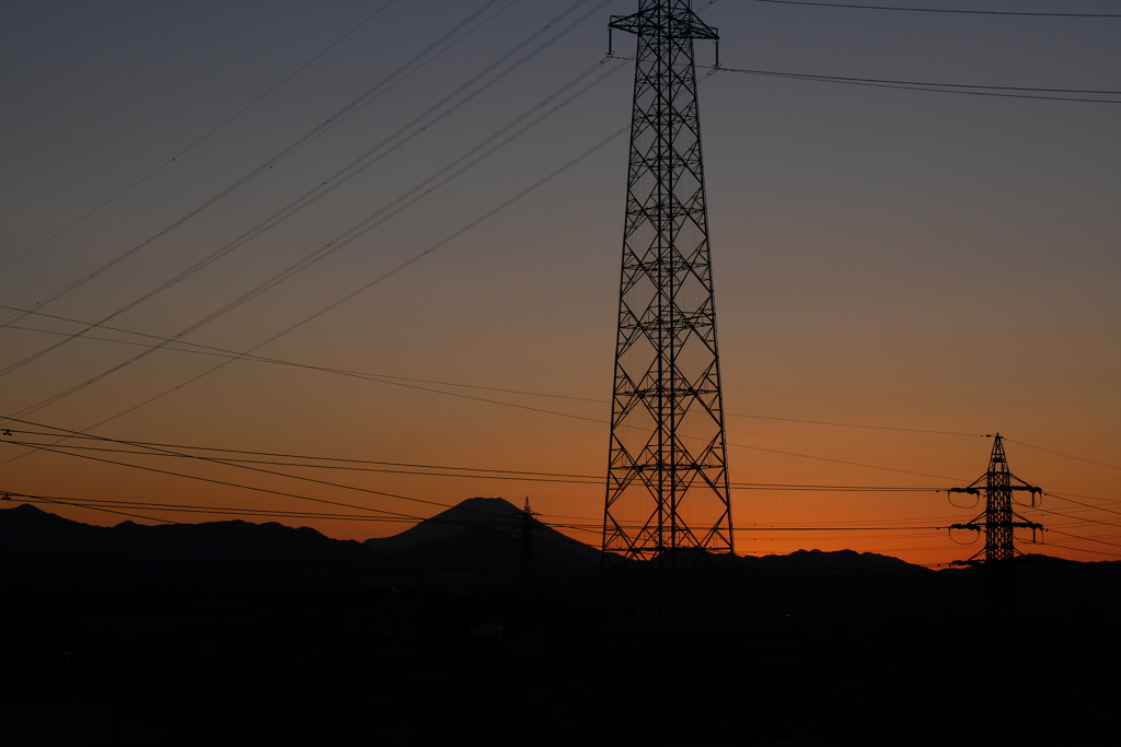 電線だらけの富士の夕景