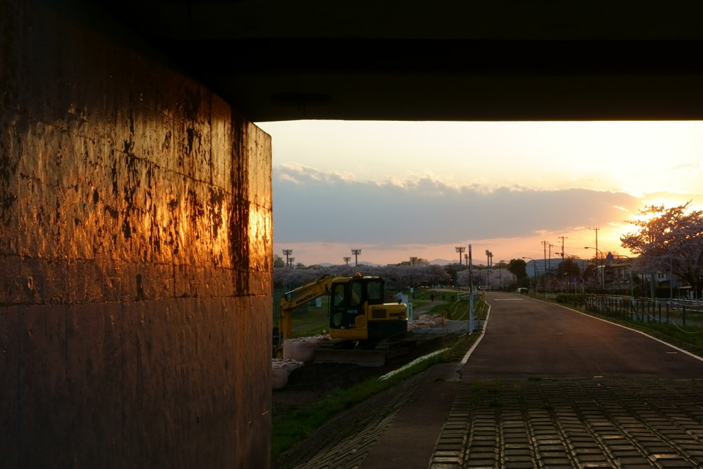 鉄橋下の夕景