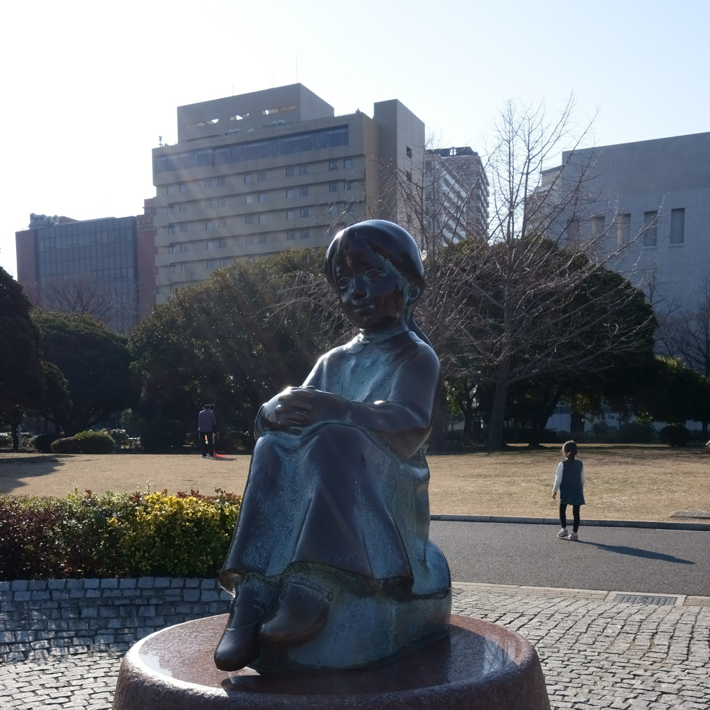 赤い靴を履いていた女の子とピンクの靴を履いていた女の子