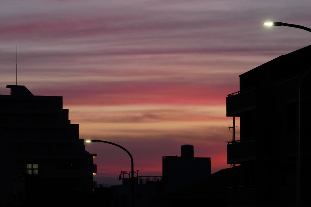 雲が焼けた夕方の空