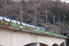 第二稲城トンネルに入るブルーサンダーと日本オイルターミナル