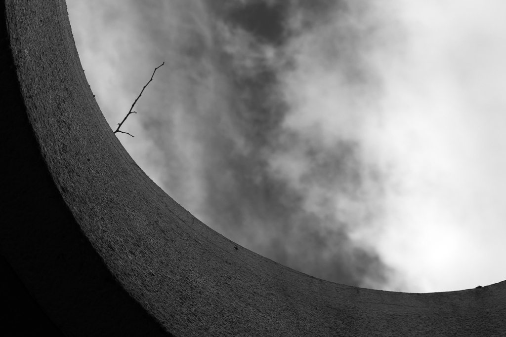 空を見上げる窓_モノクロver