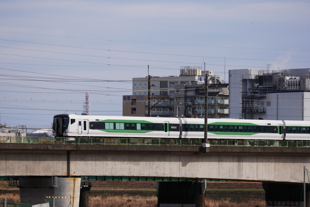 多摩川橋梁を渡るリゾート列車
