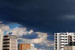 夏の日差しと黒い雲