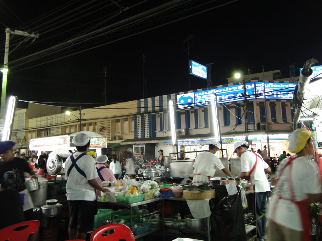 タイ人は運転と料理は早い