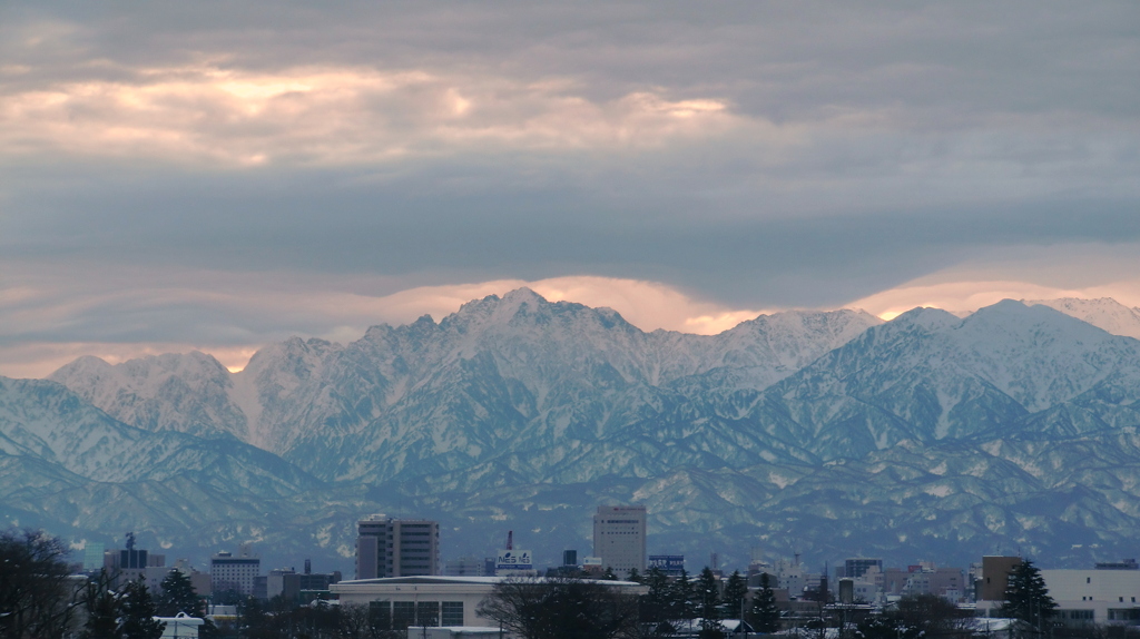 早朝の剱岳