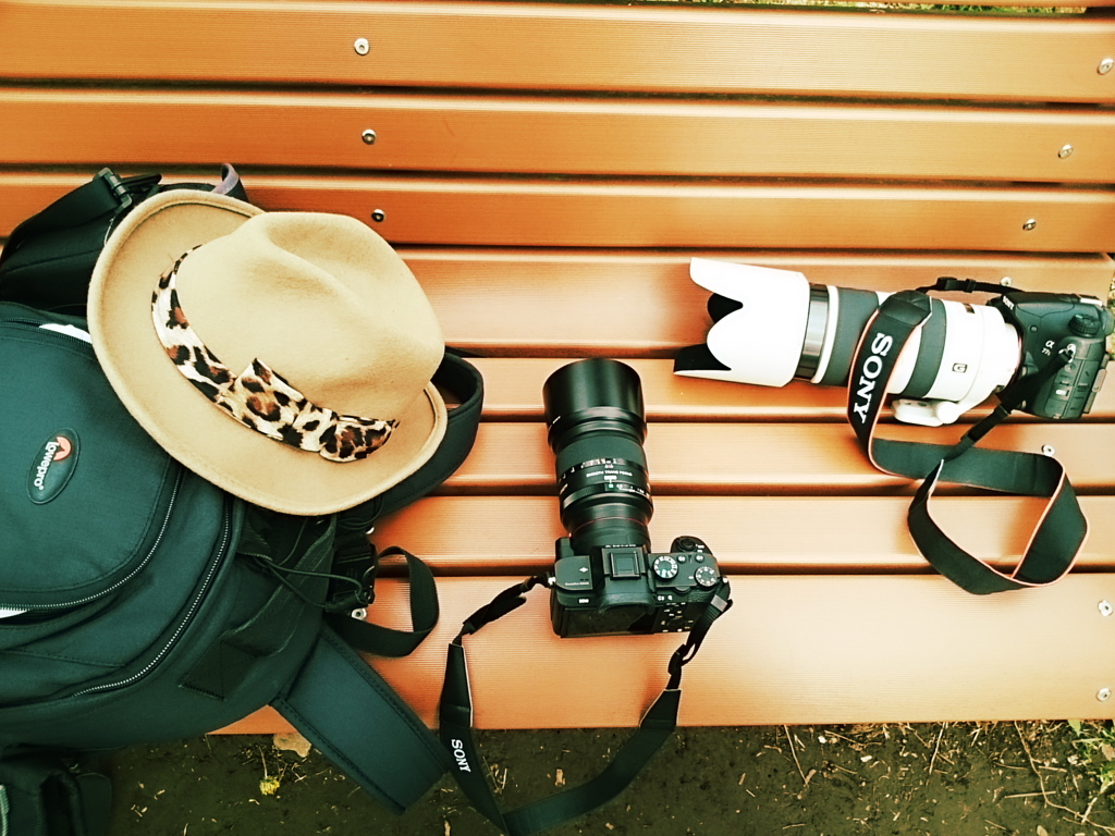 帽子と鞄とカメラ