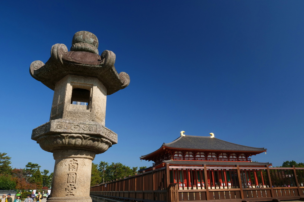 石灯篭と中金堂