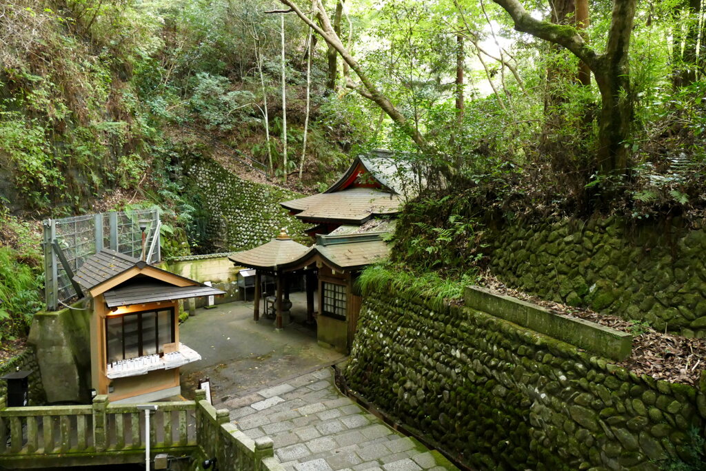  瀧行場・瀧不動堂へ