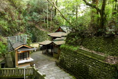  瀧行場・瀧不動堂へ