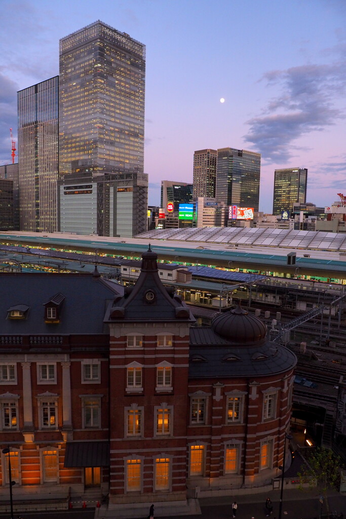 東京駅と月