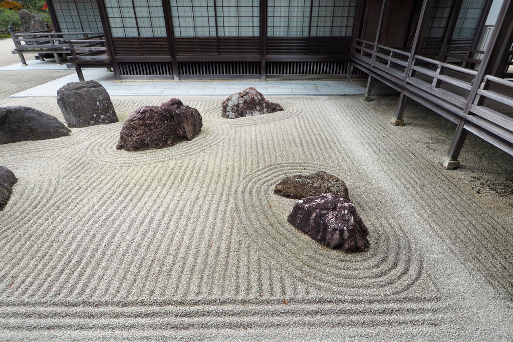 蟠龍庭の紅葉（高野山金剛峯寺）