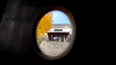 顔出し看板の後ろから