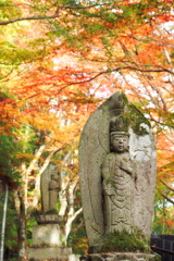 石仏と紅葉