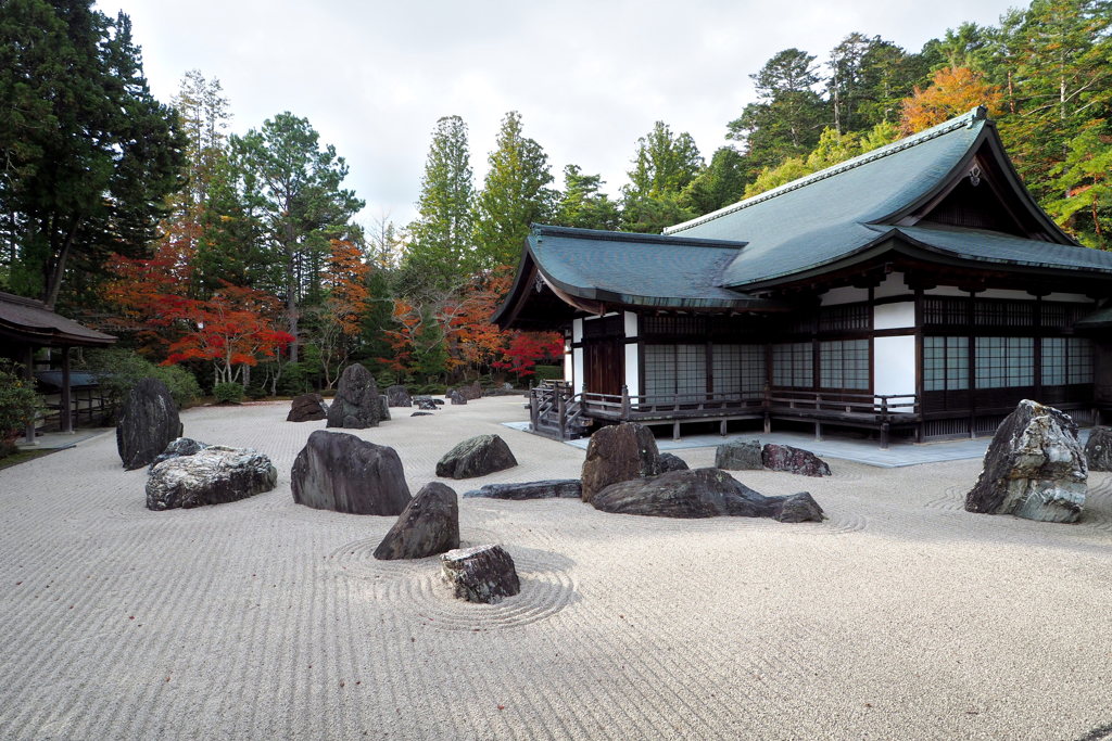 蟠龍庭の紅葉（高野山金剛峯寺）