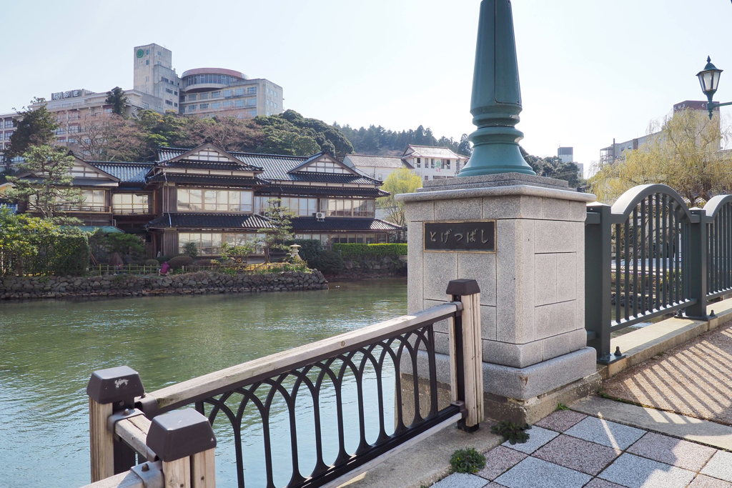 渡月橋（とげつばし）と渡月庵