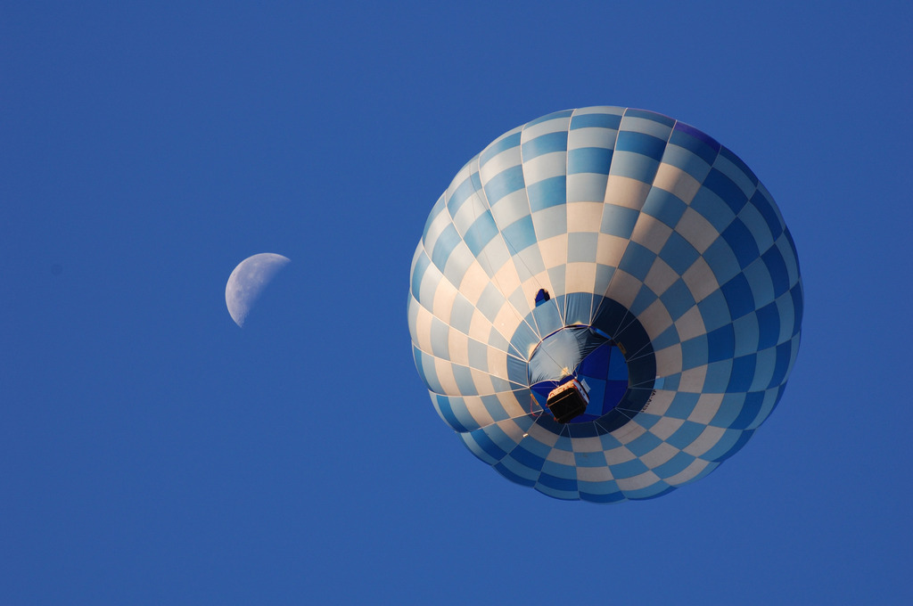 月と気球と青空と