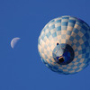 月と気球と青空と