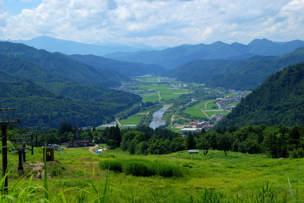 山に囲まれた村