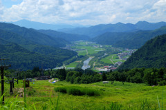 山に囲まれた村