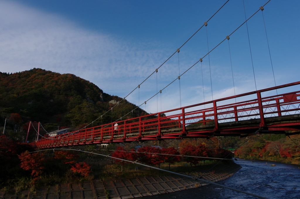 青い空、青い川、赤い橋