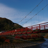 青い空、青い川、赤い橋