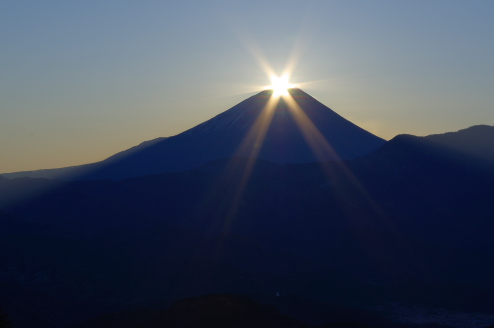 頂に輝く