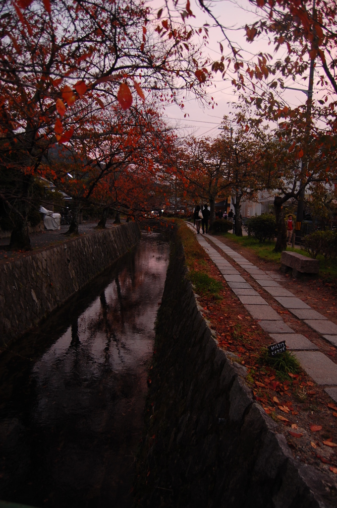 秋の夕暮れの哲学の道