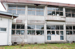 廃校と案山子