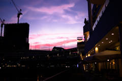 ベイクォーターからの横浜駅、夕焼けがあまりに綺麗なので思わずシャッターを