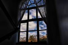 洋館の窓に広がる青い空